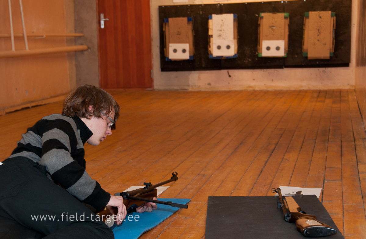 Laskur püssi laadimas